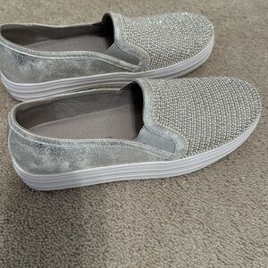 Silver sketcher sneakers with crystals